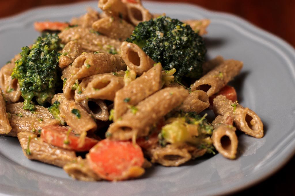 Vollkorn Penne mit Brokkoli Saté Soße · Zeit Für Vegan