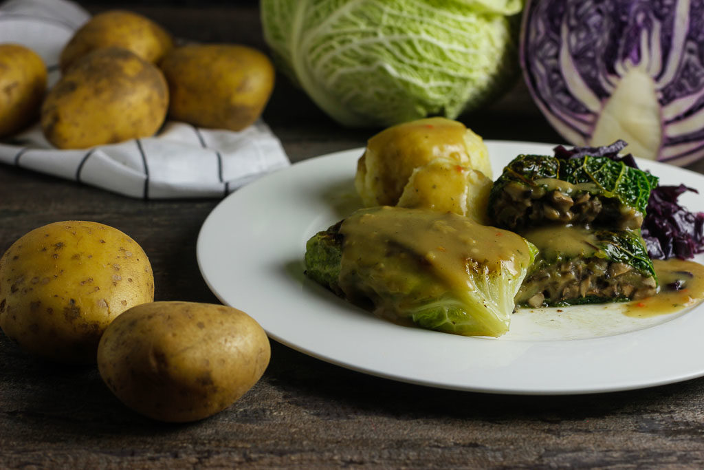 Vegane Kohlrouladen mit Klößen und Rotkohl · Zeit Für Vegan